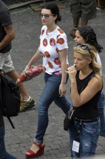 Laura Pausini feet photo thumbnail