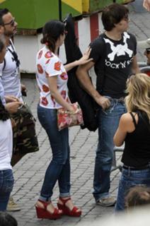Laura Pausini feet photo thumbnail
