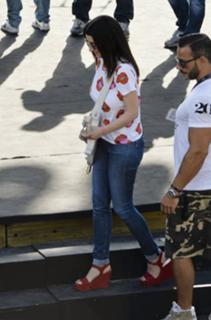 Laura Pausini feet photo thumbnail