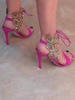 Laura Pausini feet photo thumbnail