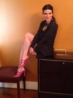 Laura Pausini feet photo thumbnail