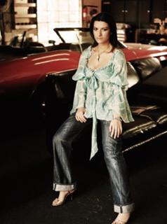 Laura Pausini feet photo thumbnail