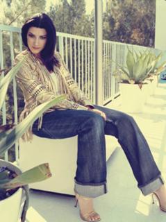 Laura Pausini feet photo thumbnail