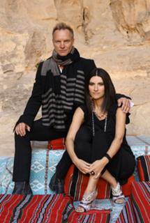 Laura Pausini feet photo thumbnail
