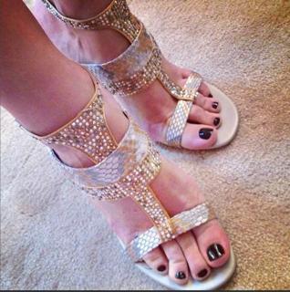 Laura Pausini feet photo thumbnail