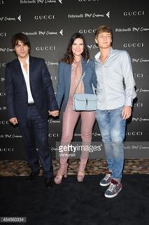 Laura Pausini feet photo thumbnail