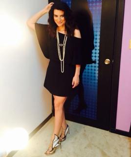 Laura Pausini feet photo thumbnail