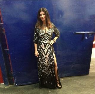 Laura Pausini feet photo thumbnail