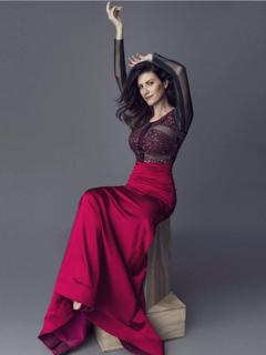 Laura Pausini feet photo thumbnail