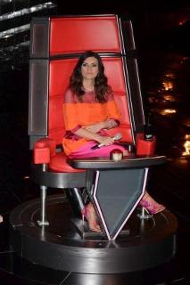 Laura Pausini feet photo thumbnail