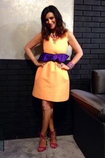 Laura Pausini feet photo thumbnail