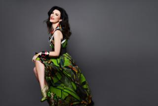 Laura Pausini feet photo thumbnail