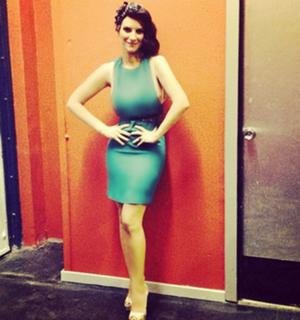 Laura Pausini feet photo thumbnail