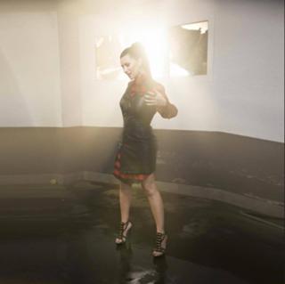 Laura Pausini feet photo thumbnail