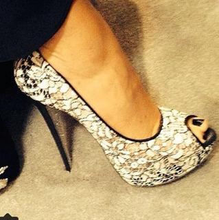 Laura Pausini feet photo thumbnail