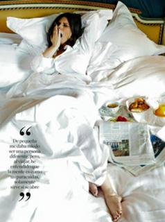 Laura Pausini feet photo thumbnail