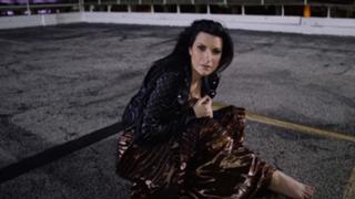 Laura Pausini feet photo thumbnail