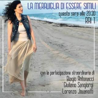 Laura Pausini feet photo thumbnail