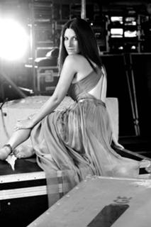 Laura Pausini feet photo thumbnail