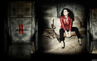 Laura Pausini feet photo thumbnail