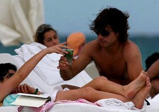 Laura Pausini feet photo thumbnail