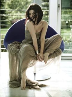 Laura Pausini feet photo thumbnail