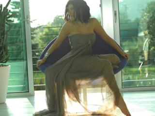 Laura Pausini feet photo thumbnail