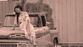 Laura Pausini feet photo thumbnail