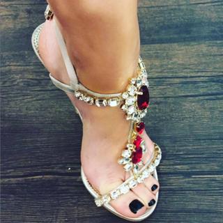 Laura Pausini feet photo thumbnail