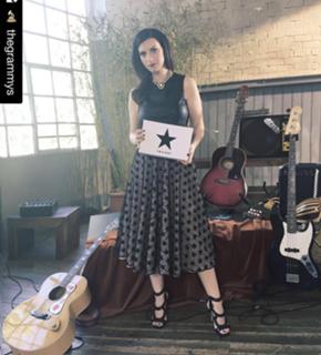 Laura Pausini feet photo thumbnail
