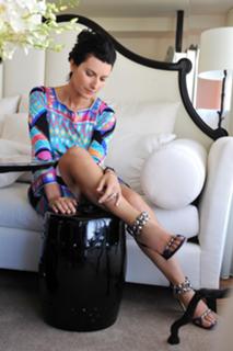 Laura Pausini feet photo thumbnail