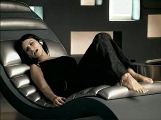 Laura Pausini feet photo thumbnail