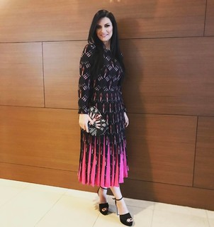 Laura Pausini feet photo thumbnail