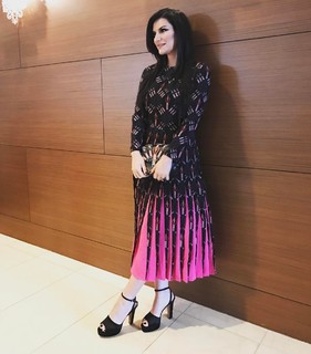 Laura Pausini feet photo thumbnail