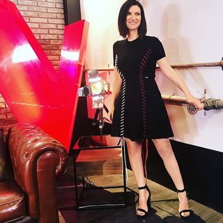Laura Pausini feet photo thumbnail