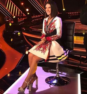 Laura Pausini feet photo thumbnail