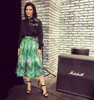 Laura Pausini feet photo thumbnail