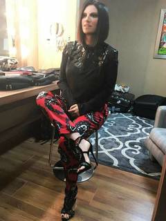 Laura Pausini feet photo thumbnail