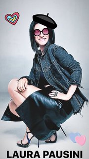 Laura Pausini feet photo thumbnail