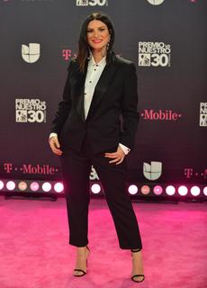 Laura Pausini feet photo thumbnail