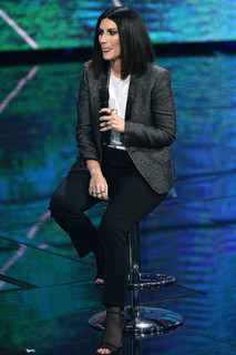 Laura Pausini feet photo thumbnail