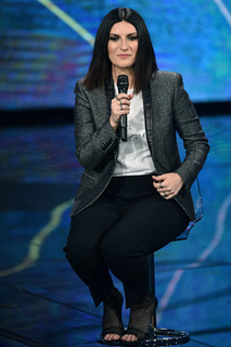 Laura Pausini feet photo thumbnail