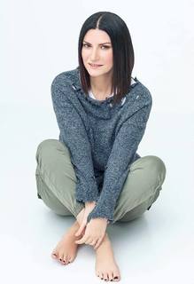 Laura Pausini feet photo thumbnail