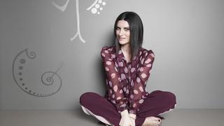Laura Pausini feet photo thumbnail