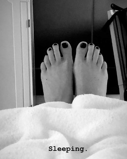 Laura Pausini feet photo thumbnail