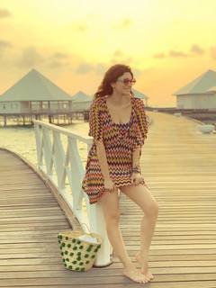 Laura Pausini feet photo thumbnail
