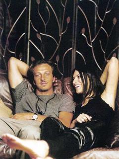 Laura Pausini feet photo thumbnail