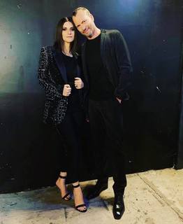 Laura Pausini feet photo thumbnail
