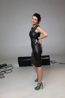 Laura Pausini feet photo thumbnail