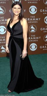 Laura Pausini feet photo thumbnail